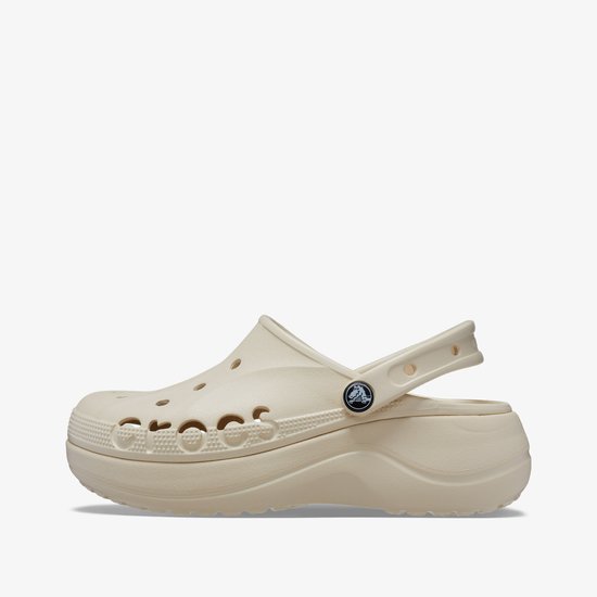Lichtbeige Crocs Baya Platform Clog met band aan de achterkant en uitgesneden 'Crocs' logo.
