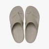 Bovenkant van een paar beige Crocs Kadee Wedge damesslippers.