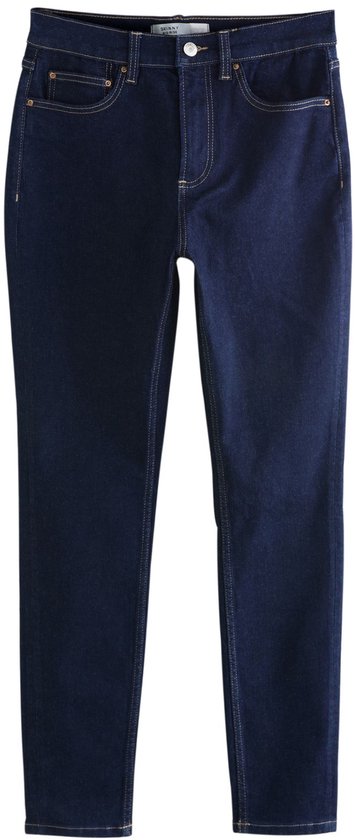 Donkerblauwe skinny jeans met halfhoge taille, op een witte achtergrond.