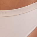 Close-up van de tailleband van een beige slip met Falke-logo.