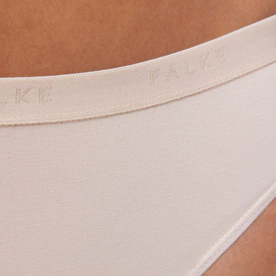 Close-up van de tailleband van een beige slip met Falke-logo.