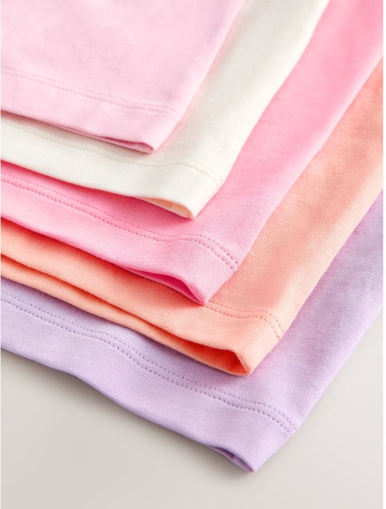 Vijf hemdjes gestapeld in pastelkleuren: lichtpaars, lichtroze, crème, perzik en roze.
