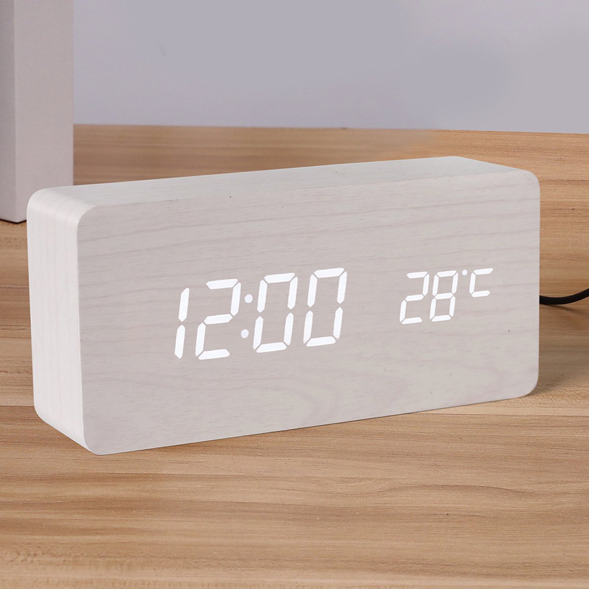 Witte houtafwerking. Digitale wekker met duidelijke led-cijfers en temperatuurweergave.