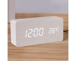 Witte houtafwerking. Digitale wekker met duidelijke led-cijfers en temperatuurweergave.