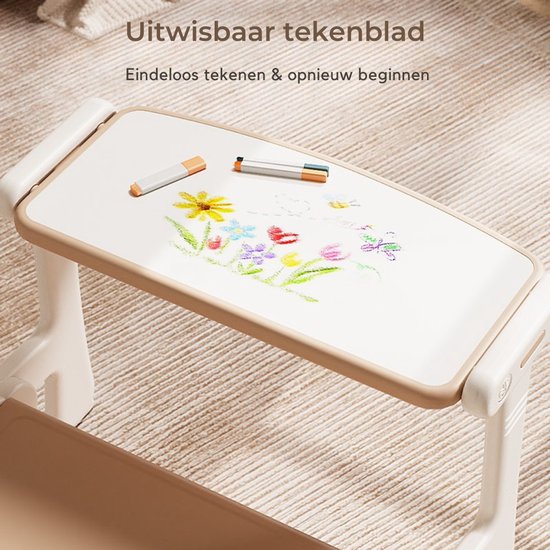 Wit, uitwisbaar tekentafelblad van beige kinderbureau met kleurrijke tekeningen en stiften.