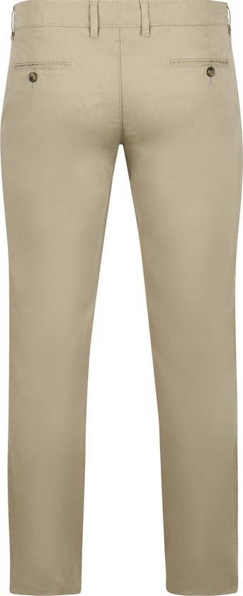Achterkant van een beige chino broek met riemlussen en twee paspelzakken.