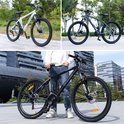 Collage van drie foto's: twee witte en grijze fietsen buiten, en een man die naast een zwarte fiets staat.