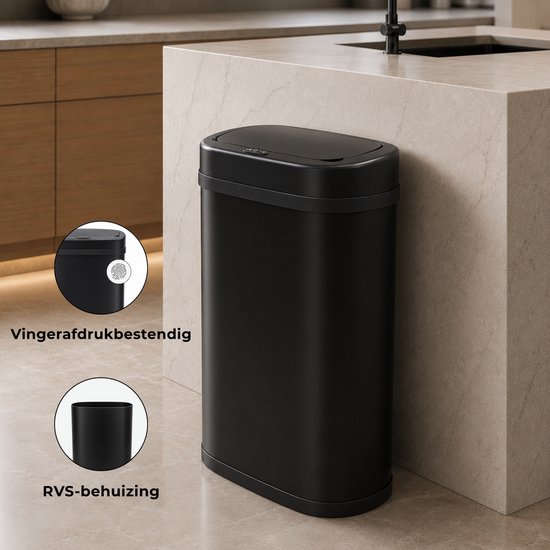Zwarte sensor prullenbak met RVS-behuizing, vinger- en vlekbestendig, naast een aanrecht.