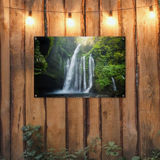 Tuinposter 90x60 cm - Tuindecoratie Waterval in de jungle van het Nationaal park Gunung Rinjani op Lombok - Poster voor in de tuin - Buiten decoratie - Schutting tuinschilderij - Tuindoek muurdecoratie - Wanddecoratie balkondoek