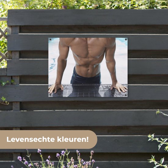 Un homme musclé se pousse hors de la piscine Affiche de jardin 80x60 cm - Toile de jardin / Toile d'extérieur / Peintures d'extérieur (décoration de jardin)