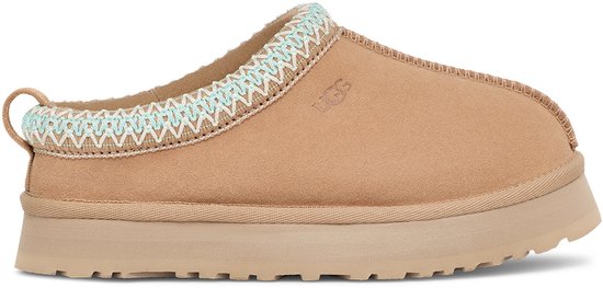 Bruine UGG slipper met lichtblauwe en witte gebreide rand en dikke zool.