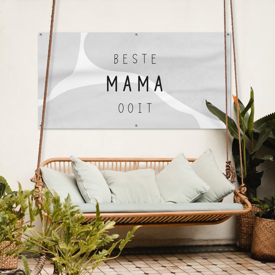 Tuinposter 160x80 cm - Tuindecoratie Spreuken - Quotes Beste Mama Ooit - Best mom - Moederdag - Mama - zwart wit - Poster voor in de tuin - Buiten decoratie - Schutting tuinschilderij - Tuindoek muurdecoratie - Wanddecoratie balkondoek