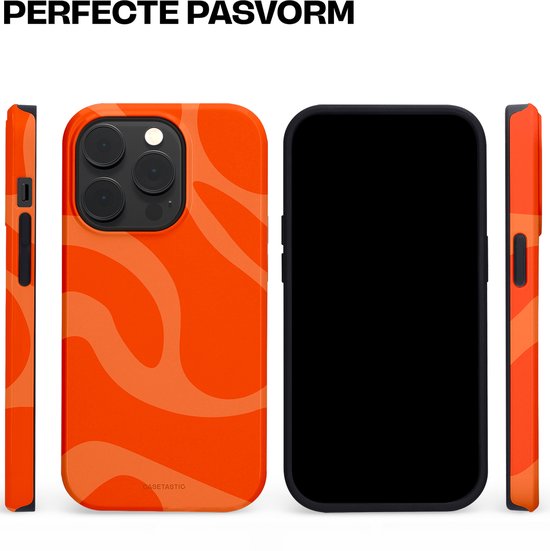 Oranje hoesje met golvende patronen, vanuit meerdere hoeken getoond, met een iPhone.