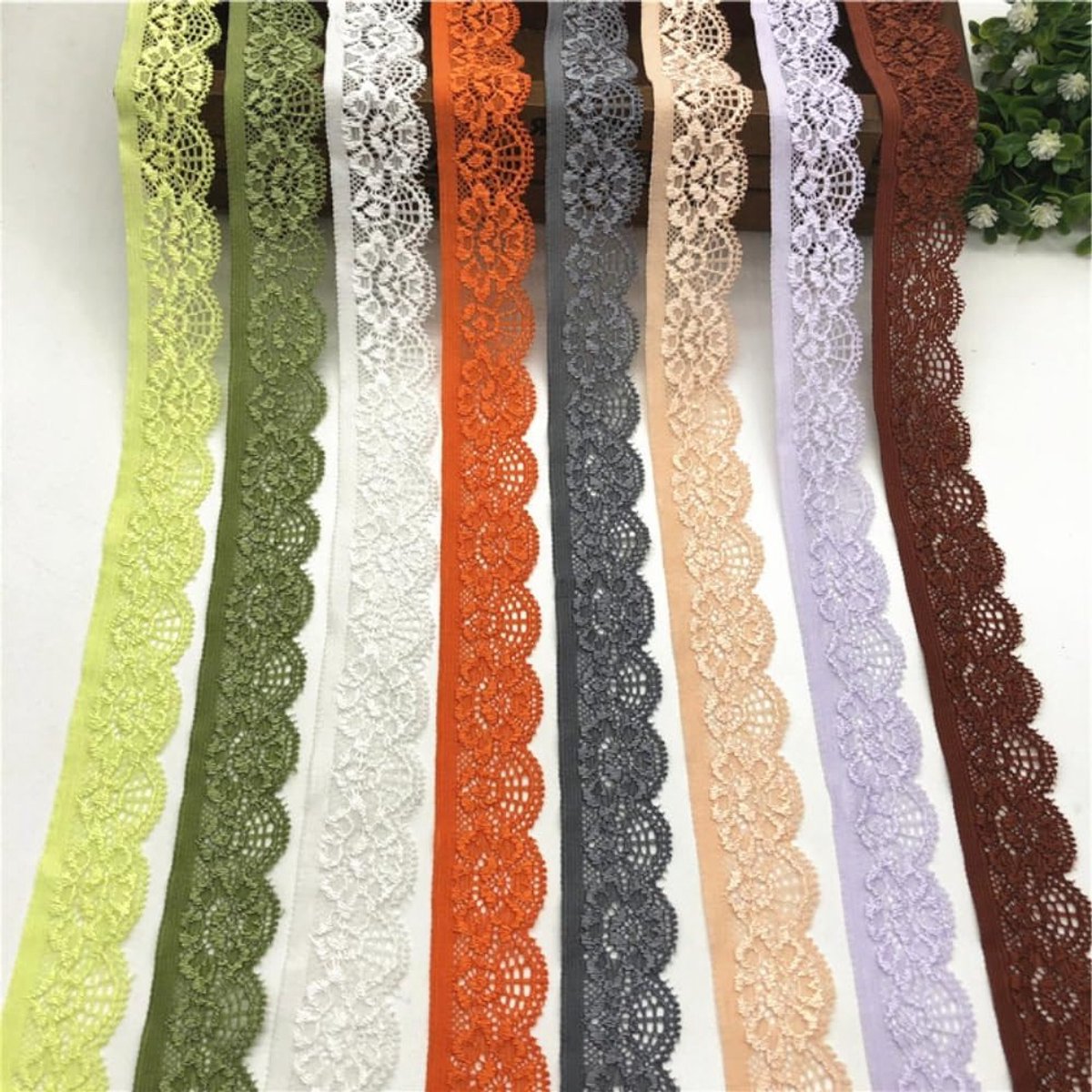 Elastische gehaakte band met kanten rand van 2,5 cm breed voor naaien, handwerk en decoratie van lingerie, trouwjurken en bloemenarrangementen in donkergrijs