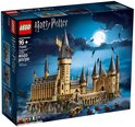 LEGO Harry Potter Zweinstein Kasteel set op een rotsachtig eiland met boten op het water.