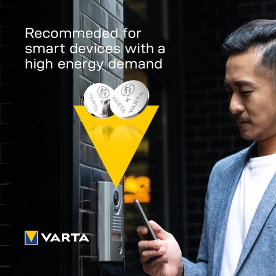 Man bij deurbel met telefoon, Varta knoopcelbatterijen boven gele driehoek. Aanbevolen voor smart devices.
