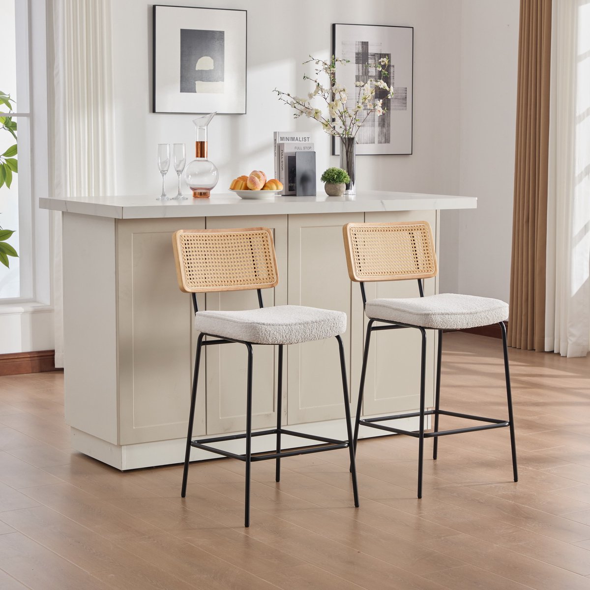 Moderne barkruk - fluwelen zitting - armloos ontwerp - houten frame en rugleuning met rotanlook - gelakte metalen poten - hoogte 96,50 cm - beige - tweedelige set