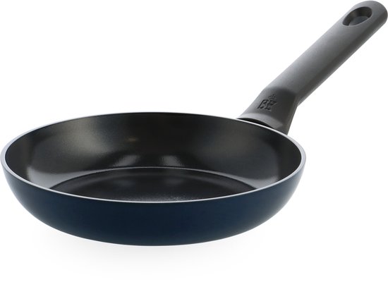 Donkerblauwe koekenpan met een grijs handvat en een anti-aanbaklaag.