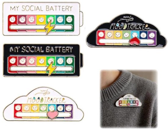 Set de 4 badges: 2 'My Social Battery' en blanc et noir, 2 'Moodtracker' en forme de nuage en noir et blanc. Avec des emojis allant de joyeux à en colère.