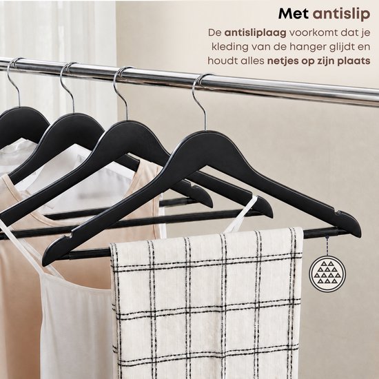 Zwarte houten kledinghangers met antisliplaag, met kledingstukken zoals een top en een geruite doek.