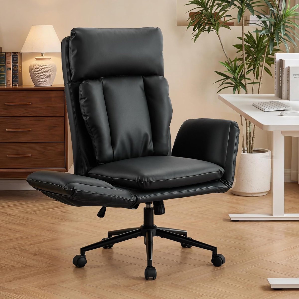 Ergonomische XXL Bureaustoel – House&Garden Chefsessel met Verstelbare 5-Stand Klapbare Armleuningen, Lendensteun & Extra Brede Zitting – PU Leder Draaistoel 360° met Wielen – Tot 150 kg – Zwart