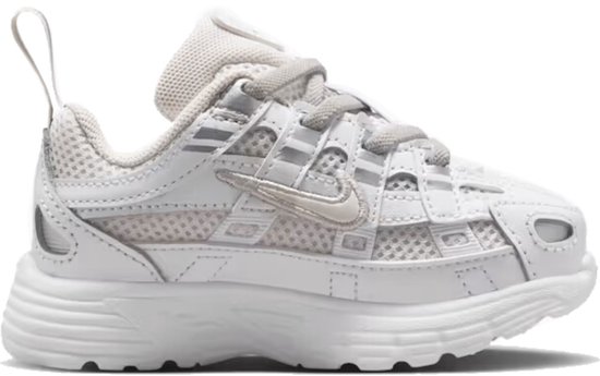 Witte Nike P-6000 sneaker met zilveren details en ritssluiting aan de achterkant.