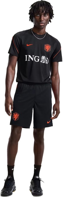 Zwarte Nike voetbalshort voor heren met oranje accenten, KNVB logo en Nike logo.