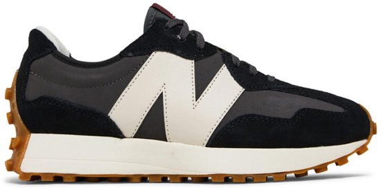 Zwarte New Balance sneaker met beige 'N' logo, witte zool en bruine profielzool.