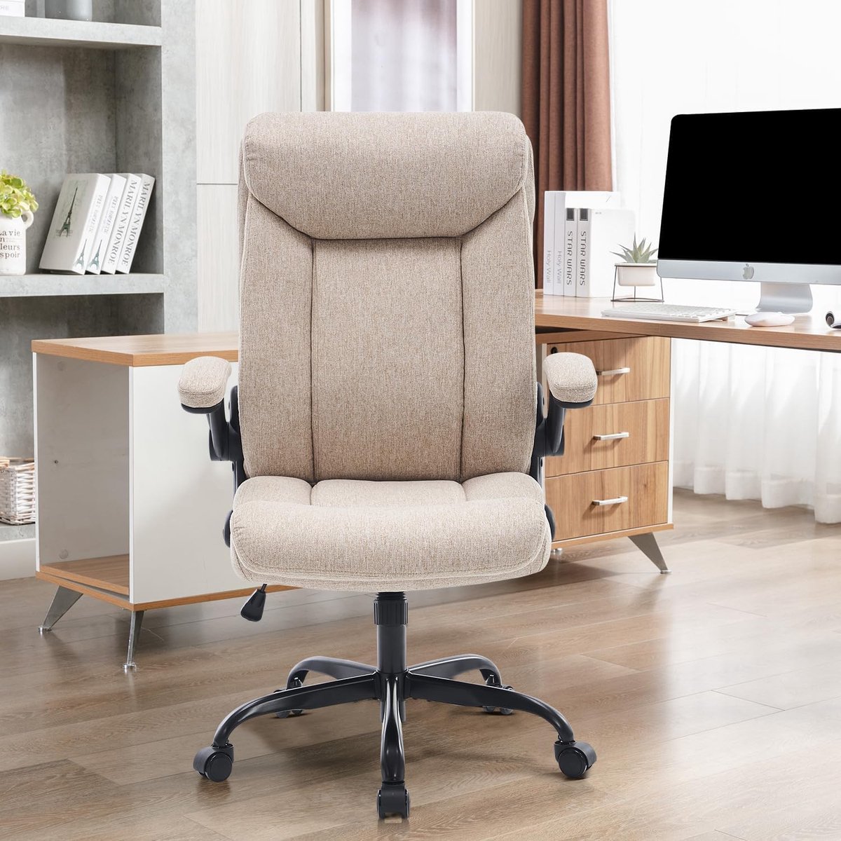 Luxe Gestoffeerde Directiestoel met Opklapbare Armleuningen & Verstelbare Lendensteun – Grote Computerdraaistoel voor Kantoor, Thuiswerkplek & Gaming – Max. 150 kg – Beige Stof (70x66x113 cm)