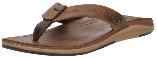 Bruine leren Reef teenslipper met Reef logo op de zijkant.