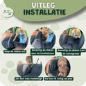 Installatie van de hondendeken in de auto: uitklappen, bevestigen aan hoofdsteun en handgreep.