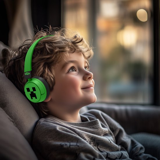 Jongen met groene Minecraft koptelefoon kijkend naar buiten