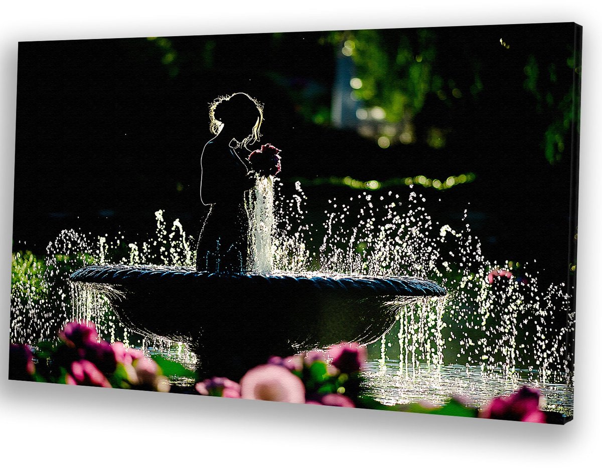 Vrouw bij fontein met bloemen - Silhouet canvas kunst - Wandkunst fontein - Bloemen - Land