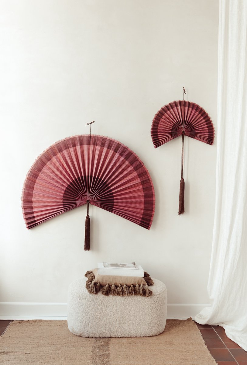 Bamboe waaier paars Medium | Bamboo wanddecoratie | Wanddecoratie waaier met kwastjes | Interieur eyecatcher