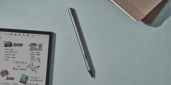 Grijze BOOX styluspen naast een notitieboek en e-reader.
