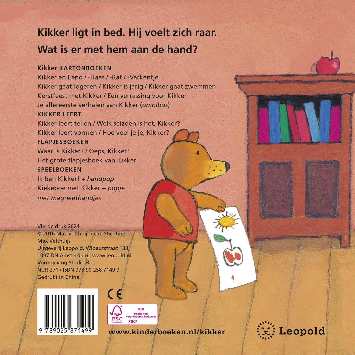 Boek achterkant met tekst. Een bruine beer houdt een tekening van kersen vast.
