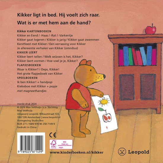 Boek achterkant met tekst. Een bruine beer houdt een tekening van kersen vast.