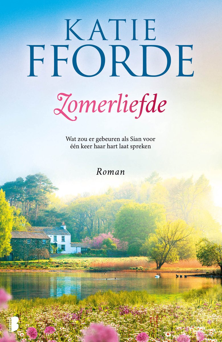 Boekcover van 'Zomerliefde' van Katie Fforde. Een idyllisch landschap met een meer, een boerderij en bloeiende bloemen op de voorgrond.