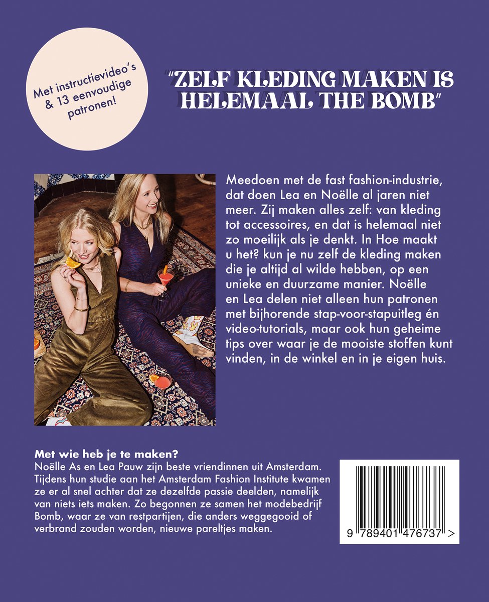 Twee vrouwen poseren, de ene in een gouden jumpsuit, de ander in een paars gestreept pak.