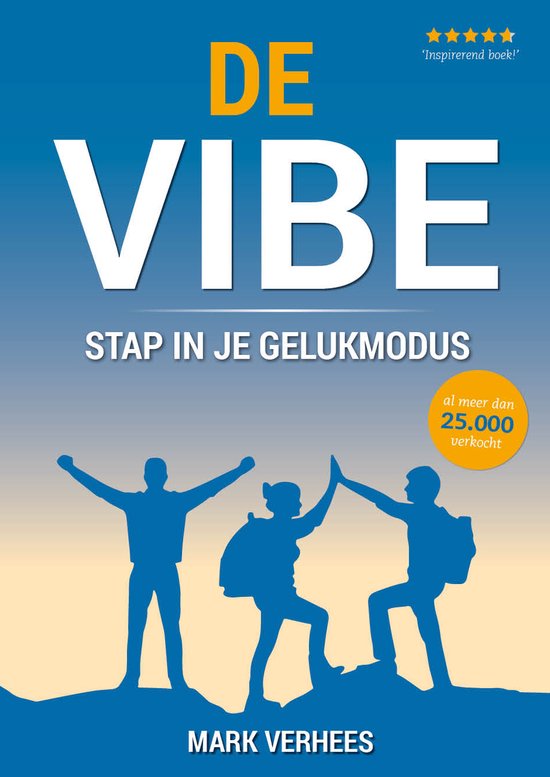 Boekomslag van 'DE VIBE STAP IN JE GELUKMODUS' met blauwe en gele tinten. Silhouetten van drie blije klimmers met rugzakken.