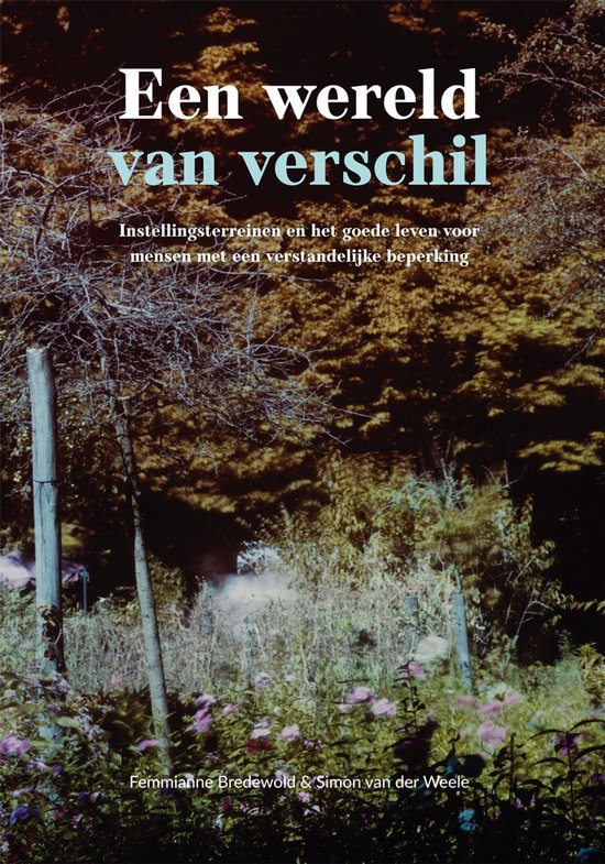 Boek "Een wereld van verschil" met landschapsfoto van struiken, planten en een houten paal. Tekst "Een wereld van verschil" en "Femmianne Bredewold & Simon van der Weele".