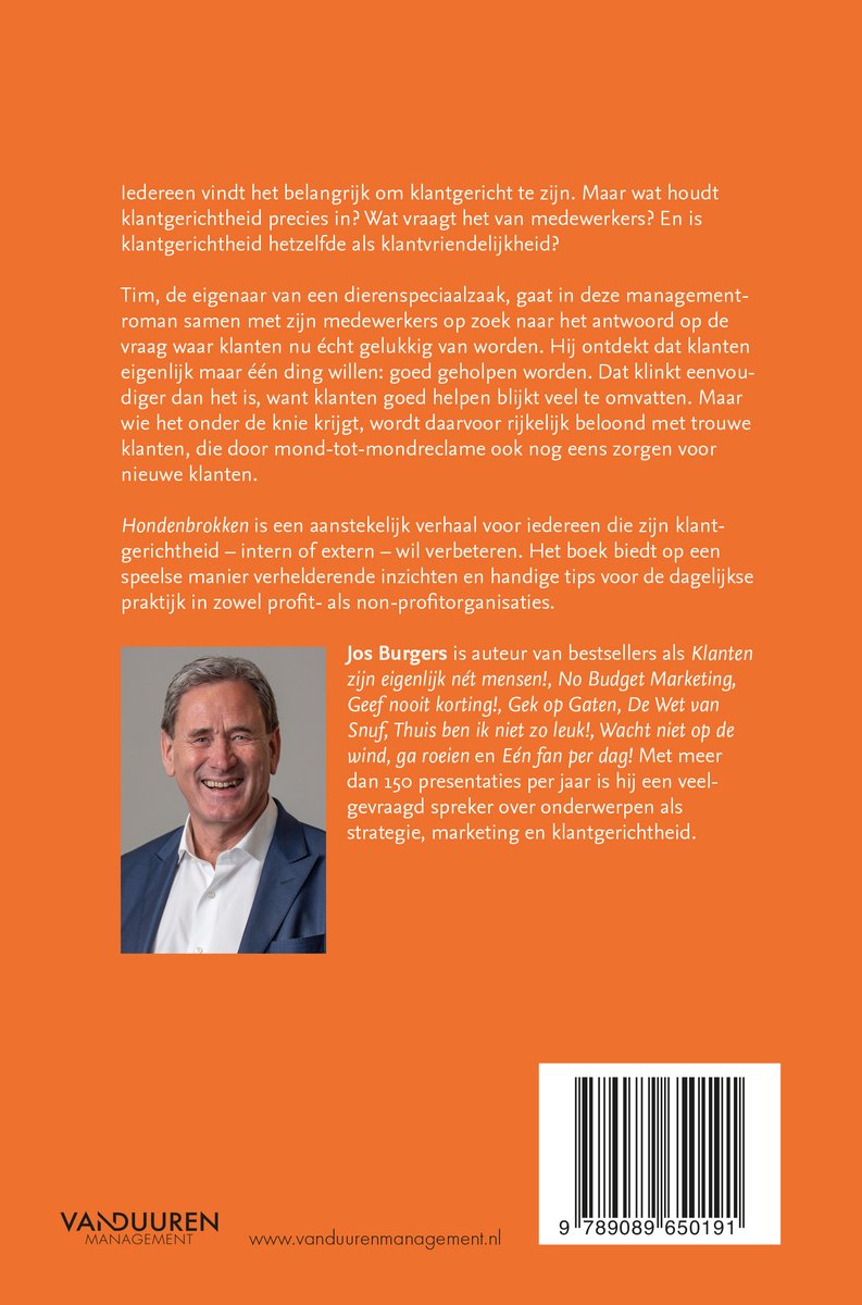 Achterkant boek 'Hondenbrokken'. Tekst over klantgerichtheid en de auteur Jos Burgers. Barcode.
