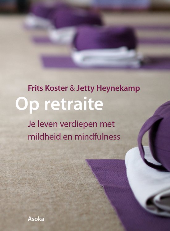 Boek 'Op retraite' van Frits Koster & Jetty Heynekamp, met op de voorgrond paarse en witte yogamatten en props.