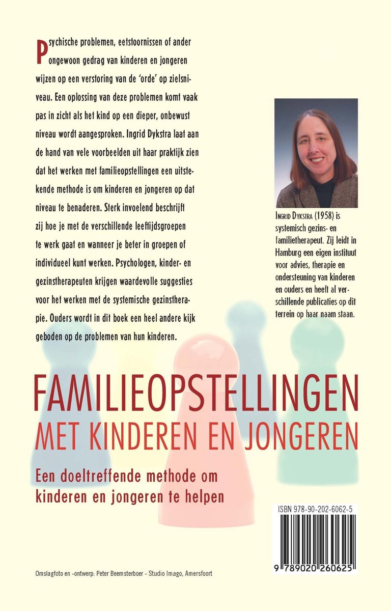 Achterkant van een boek met de titel 'Familieopstellingen met kinderen en jongeren' en een foto van Ingrid Dijkstra.