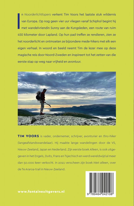 Achterkant boek met tekst en een foto van Tim Voors die op een bergtop staat met uitzicht over een vallei.