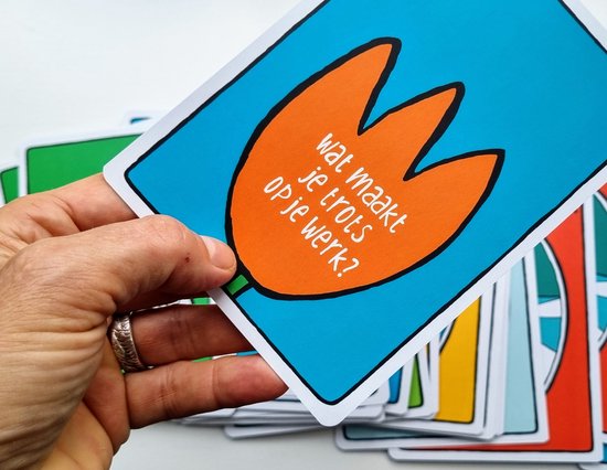 Een hand houdt een kaart met een oranje tulp op een blauwe achtergrond. Tekst: 'wat maakt je trots op je werk?'
