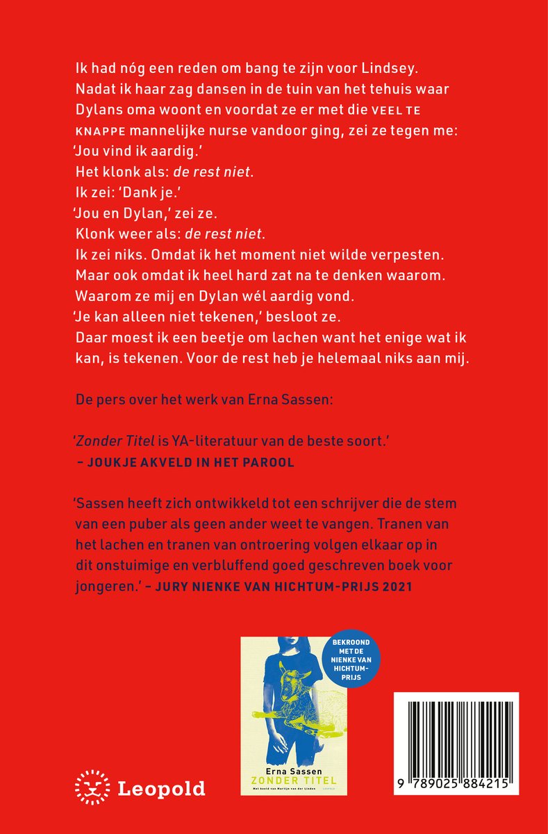 Boekomslag met rode achtergrond. Tekst in het wit en rood. Twee recensies en een illustratie van een boek.