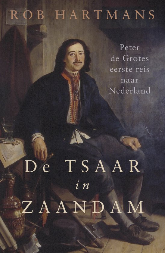 Het boek 'De tsaar in Zaandam' van Rob Hartmans toont een schilderij van Peter de Grote in een donkerblauw kostuum, zittend in een stoel.