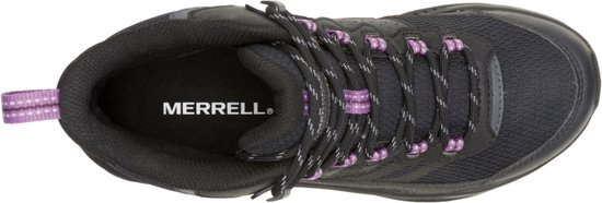 Bovenkant van een zwarte Merrell wandelschoen voor dames met paarse veters en lus.