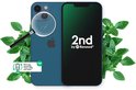 Blauw iPhone 13 mini met loep, sticker en groene bladeren.
